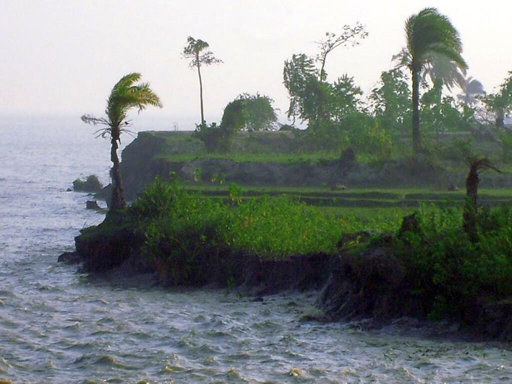 নদীভাঙনের কবলে বাংলাদেশের দক্ষিণাঞ্চলের পদ্মা নদীসংলগ্ন মনপুরা চর